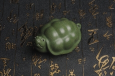 紫砂壶图片：美宠特惠 精致做工绿泥乌龟茶宠摆件 神态细腻 茶盘尤物 长9cm宽6cm高4.5cm - 紫砂壶之家