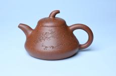 紫砂壶图片:美壶特惠 潜力股王老师 全手工拍打成型茄瓢壶 装饰梅花 特文气 - 紫砂壶之家